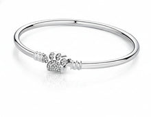 Carregar imagem no visualizador da galeria, Berloque de Patinha Cravejada
